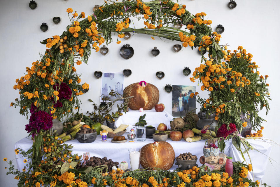 Un altar del Día de Muertos se encuentra en la terraza de la casa de Ana Martínez en Santa María Atzompa, México, el martes 31 de octubre de 2023. (AP Foto/María Alferez)