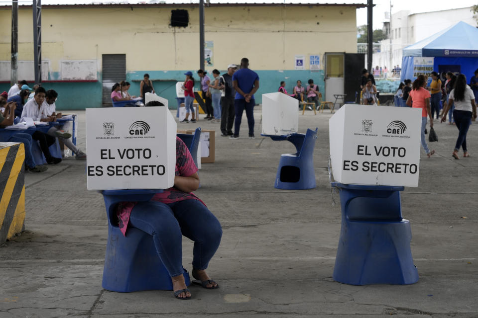 Una votante marca su boleta durante las elecciones anticipadas, en Guayaquil, Ecuador, el 20 de agosto de 2023. Los comicios se convocaron luego de que el presidente, Guillermo Lasso, disolvió la Asamblea Nacional por decreto en mayo para evitar un juicio político. (AP Foto/Martín Mejía)