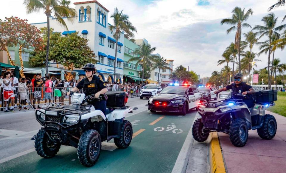 Unidades de la policía de Miami Beach acudiendo a una llamada a lo largo de Ocean Drive durante las vacaciones de primavera en Miami Beach, Florida, el sábado 16 de marzo de 2024.