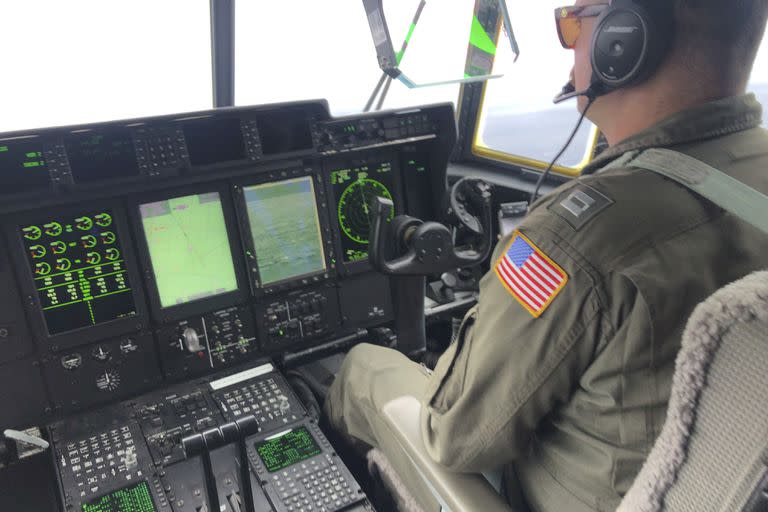 Un Hércules de la Guardia Costera de EE.UU., en plena tarea de búsqueda del Titán, en el Atlántico Norte. (U.S. Coast Guard via AP)