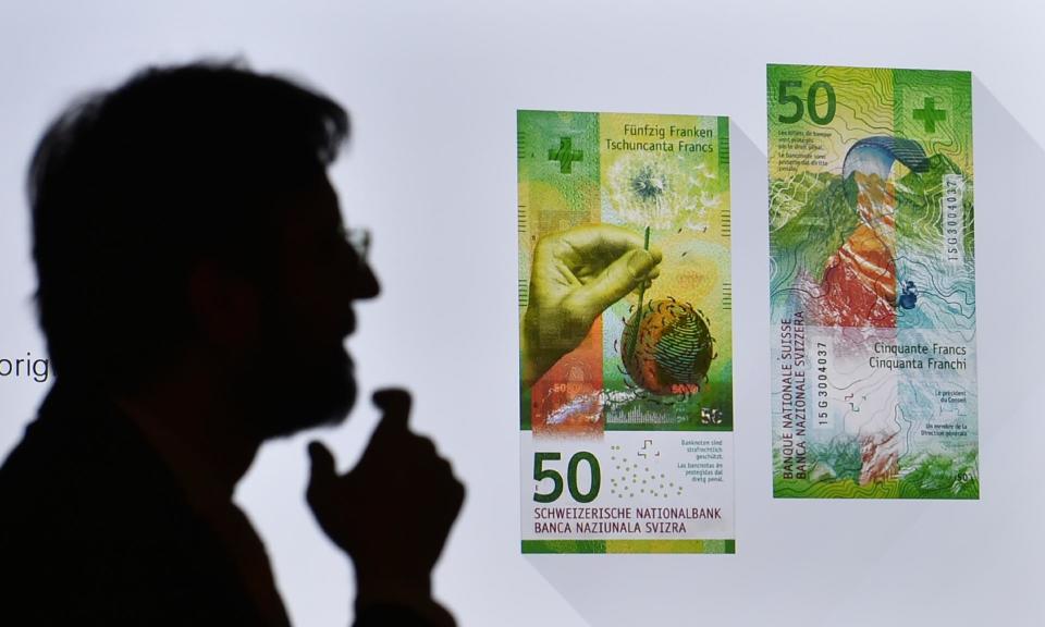 In knalligen Farben und Hochkant-Format – so präsentieren sich die neuen Schweizer Banknoten, dessen Emission im April 2016 beginnt. (Bild-Copyright: Fabrice Coffrini/AFP)