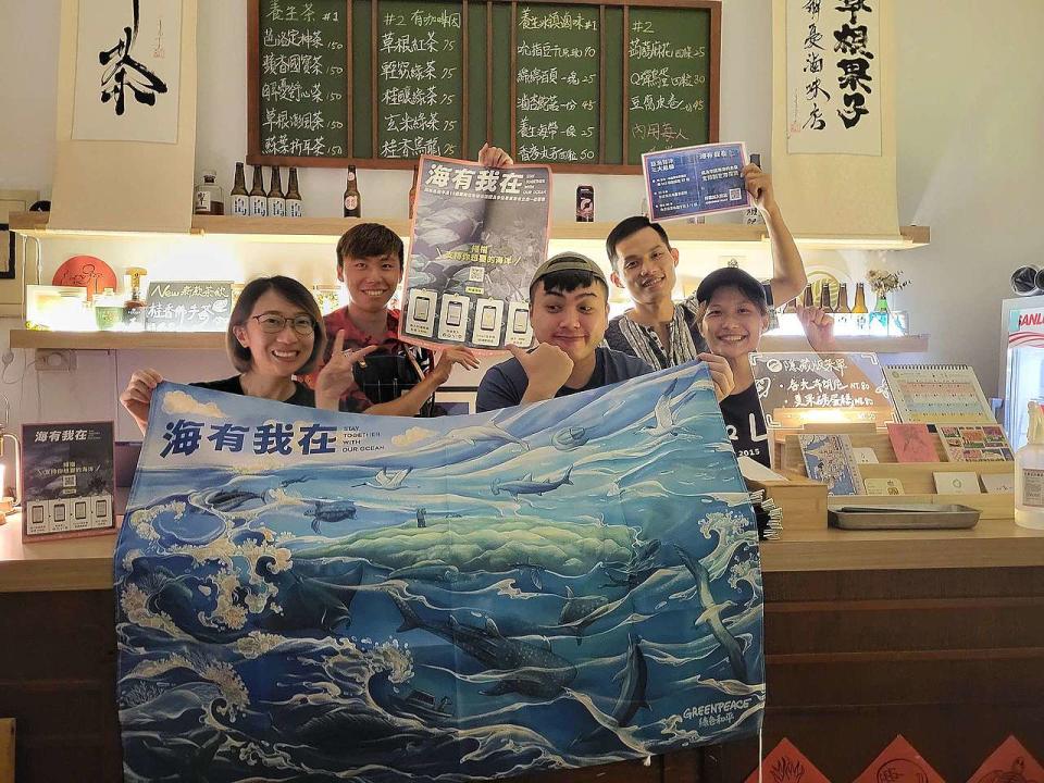 響應綠色和平「海洋友善店家」的店家多元，除了水上活動業者如潛水、SUP、獨木舟、衝浪等，還有飲料店、咖啡廳、酒吧、餐廳、書店、民宿，一同支持保護海洋。照片為澎湖飲料店家「草根果子」。