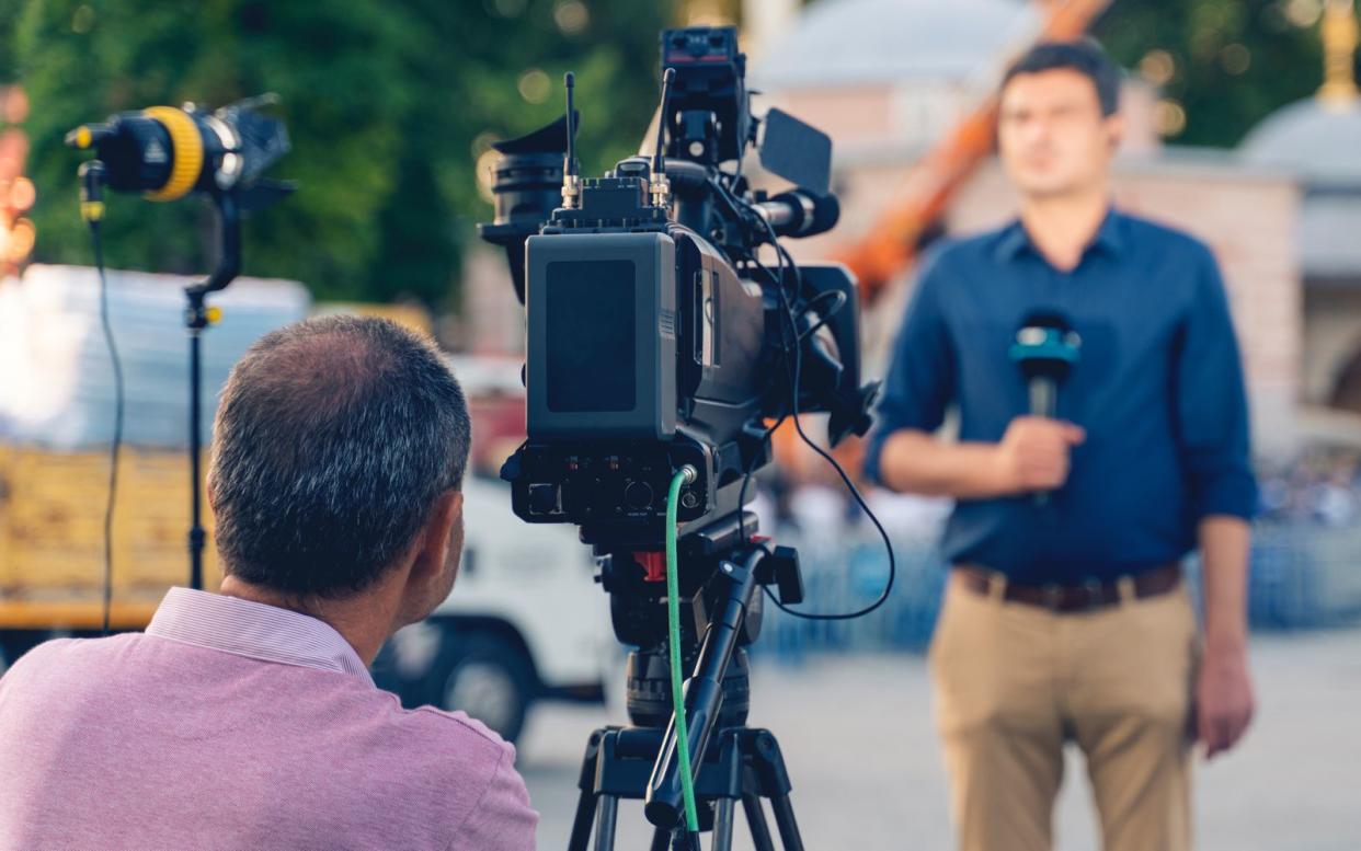 Straftaten vor laufender Kamera passieren immer wieder. Nun traf es einen BBC-Reporter während einer Live-Schalte.
 (Bild: batuhan toker/iStock)