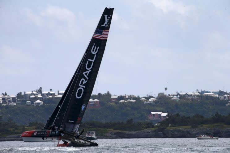 El velero de competición AC45F tripulado por el equipo estadounidense del Oracle Challenge navega durante el entrenamiento previo a la Copa América de vela de competición en la Gran Bahía, en Hamilton, Bermudas, el 16 de octubre de 2015. REUTERS/Mike Segar