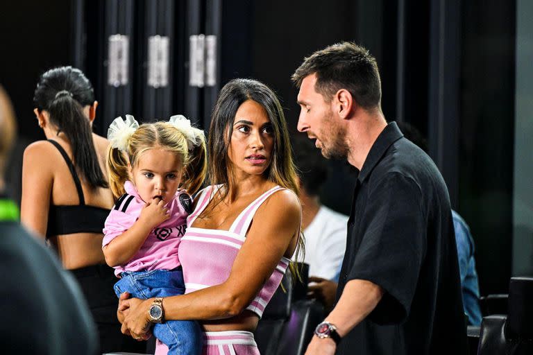 Antonela Roccuzo y Lionel Messi en el DRV PNK Stadium: la escena corresponde al miércoles, cuando el capitán vio desde la tribuna la derrota de su equipo en la final de la US Cup