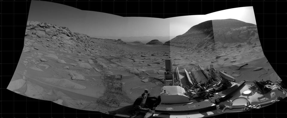 Curiosity's morning panorama without added color.  / Credit: NASA/JPL-Caltech