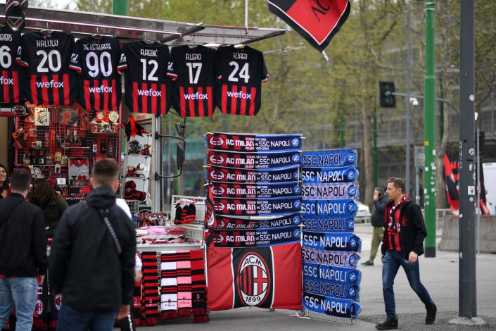 Koopwaar te koop buiten het stadion van AC Milan voor een wedstrijd tegen Napoli.