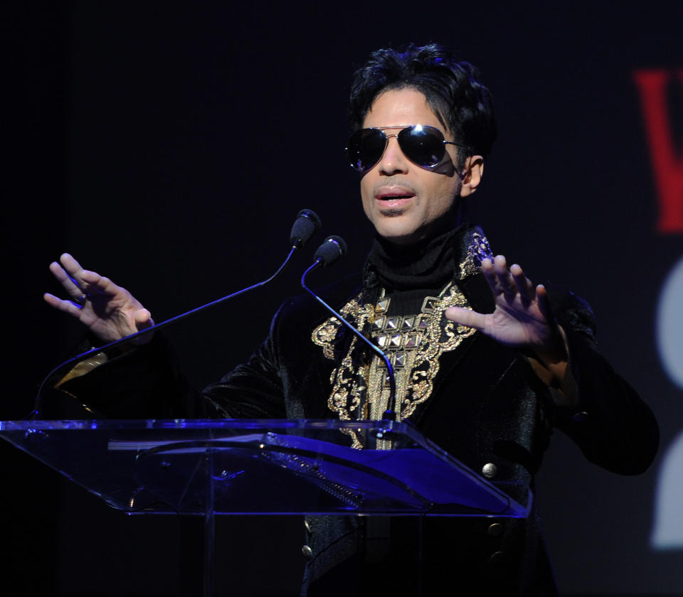 NEW YORK - OCTOBER 14:  Singer/musician Prince makes an announcement at The Apollo Theater on October 14, 2010 in New York City.  (Photo by Stephen Lovekin/Getty Images)