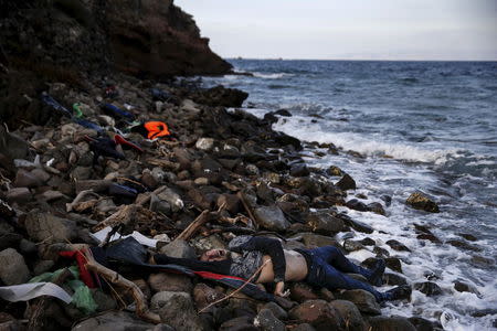 The body of an unidentified migrant is seen on a beach after being washed ashore, on the Greek island of Lesbos, November 7, 2015. REUTERS/Alkis Konstantinidis