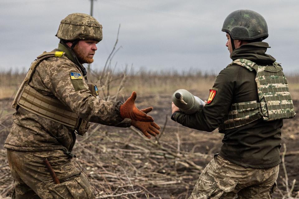 Ukraine artillery soldiers troops Bakhmut