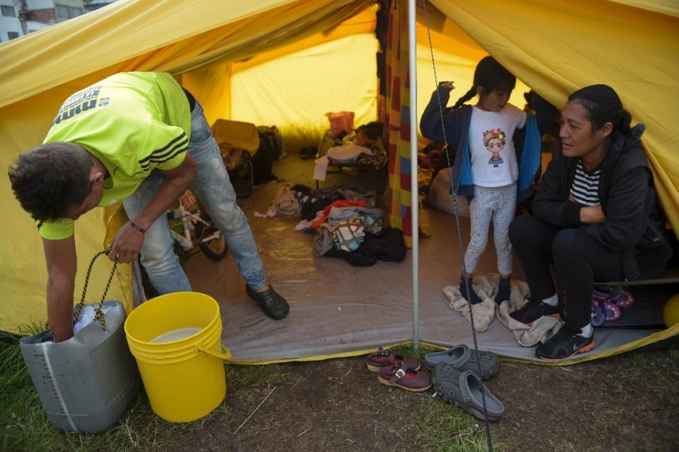 Una familia venezolana vive en un campamento humanitario creado para inmigrantes en Bogotá, Colombia (AFP Photo/Raul ARBOLEDA)