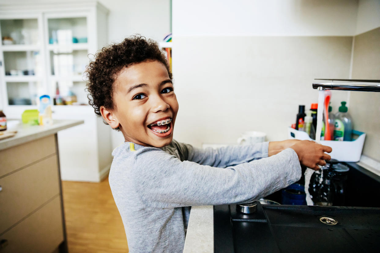 Es ist möglich, das Händewaschen für seine Kinder spannend zu gestalten – ein paar einfache Tipps und es wird zu einer regelmäßigen Übung, die Spaß macht. (Foto: Getty Images)