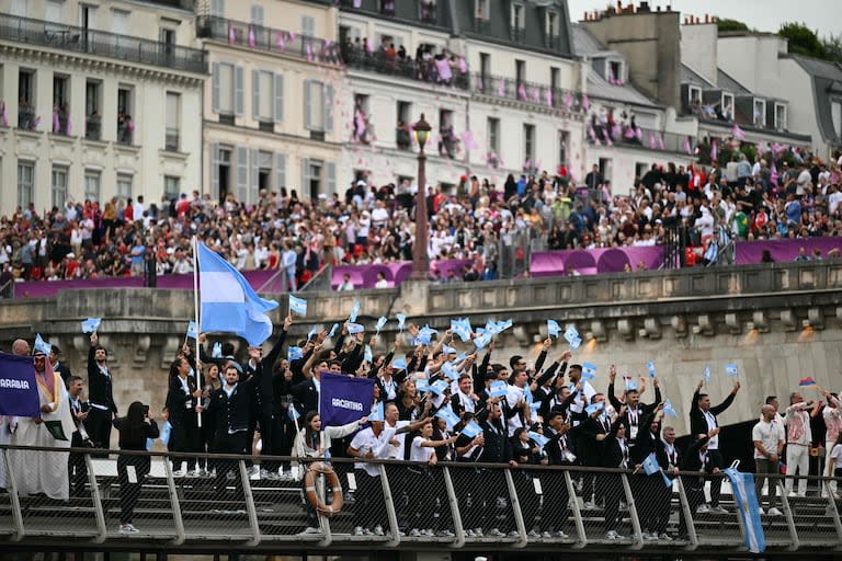 La delegación argentina mostró la buena vibra de siempre, esta vez en el desfile de embarcaciones