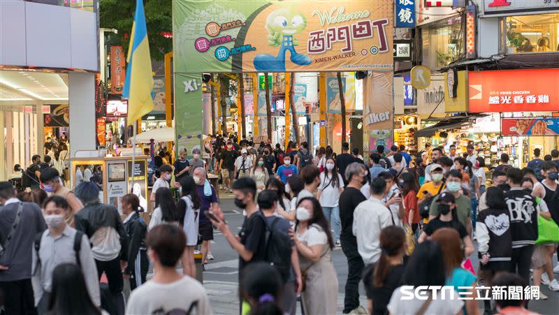 以前火車站、西門町等處經常出現賣愛心筆的民眾。（圖／記者陳弋攝影）