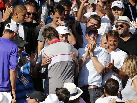 Stan Wawrinka of Switzerland celebrates with coach and team after winning his men's singles final match against Novak Djokovic of Serbia during the French Open tennis tournament at the Roland Garros stadium in Paris, France, June 7, 2015. REUTERS/Jean-Paul Pelissier