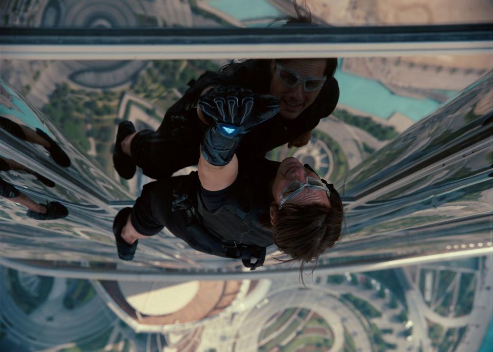 Wie Tom Cruise da am Burj Khalifa klebte, war schlichtweg beeindruckend: Regisseur Brad Bird hatte für "Mission: Impossible - Phantom Protokoll" (2011) einen der aufregendsten Einfälle der jüngeren Actionfilmgeschichte. Und: Tom Cruise drehte, wie so oft, alle Szenen des Films selbst. (Bild: Paramount Home Entertainment)