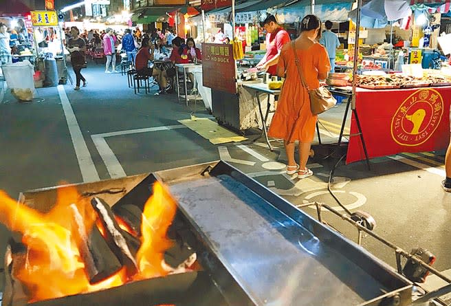 台東市正氣路觀光夜市實施減塑做公益，朝建置環保夜市努力。（莊哲權攝）