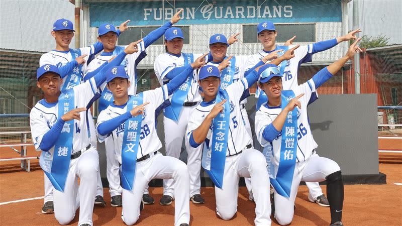 富邦悍將今年的9位新人。（圖／翻攝自Fubon Guardians 富邦悍將棒球隊臉書官方粉專）