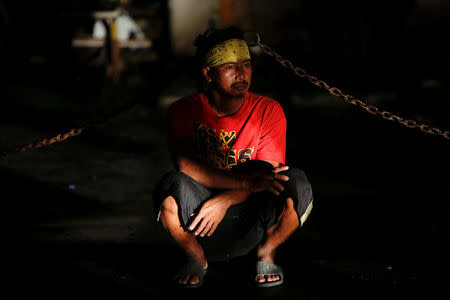 An onlooker follows investigation at the scene where a man was killed by unknown gunmen in Manila, Philippines early October 24, 2016. REUTERS/Damir Sagolj