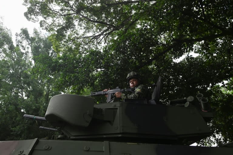Un soldado del Ejército colombiano visto en la torreta de un blindado que patrulla un área de Jamundí, provincia del Valle del Cauca, Colombia, el 13 de junio de 2024. (JOAQUIN SARMIENTO)