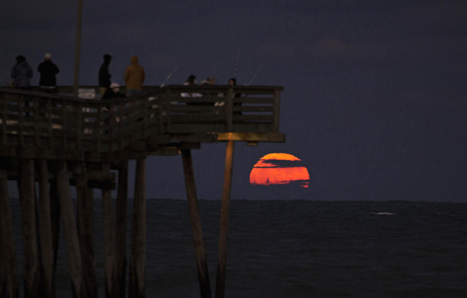 (L. Todd Spencer/The Virginian-Pilot via AP)