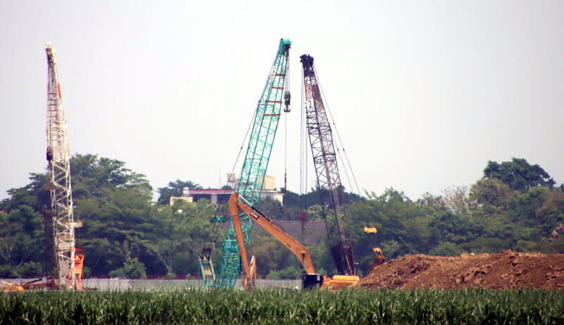 台積電嘉義封裝廠挖到疑似遺址  暫停施工 台積電先進封裝廠（CoWoS）進駐嘉義科學園區5月 已動工，但日前挖到疑似遺址，經6月初召開文資審 議會，根據文資法規定，擬定搶救計畫，P1廠目前先 暫停施工。 中央社記者黃國芳攝  113年6月17日 