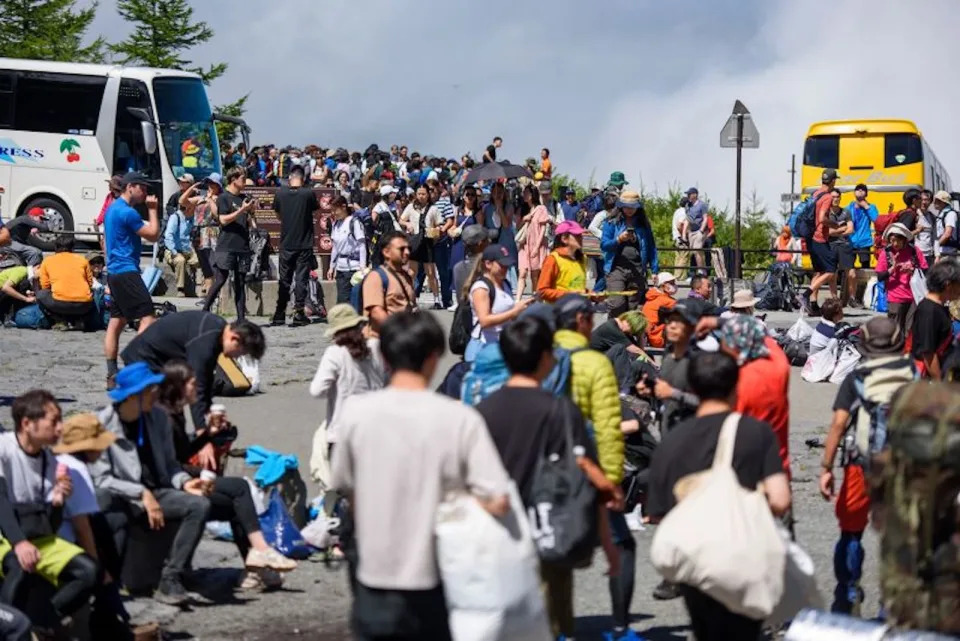 Las autoridades dicen que un auge turístico posterior a covid ha atraído a miles de turistas adicionales a la montaña este año. (Crédito: Cortesía del Gobierno de la Prefectura de Yamanashi)