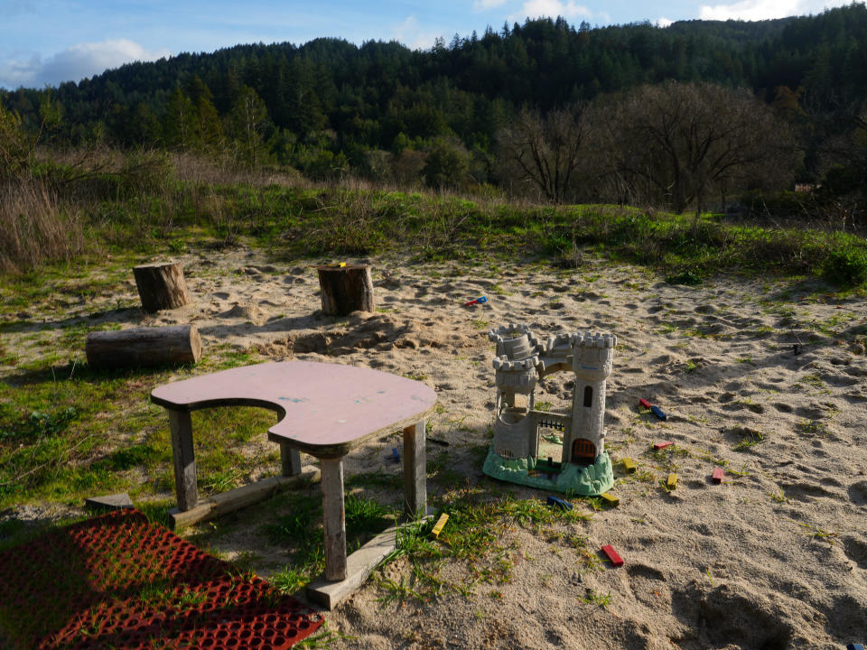 Una zona de juegos que antes era una trampa de arena en San Gerónimo Commons, un antiguo campo de golf que se está recuperando y que ahora es un espacio público para pasear y hacer senderismo, en San Gerónimo, California, el 17 de enero de 2024. (Jim Wilson/The New York Times)
