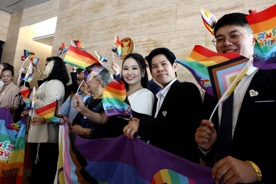 泰國參議院審議同性婚姻法並投票通過，令泰國成為首個承認婚姻平權的東南亞國家。（路透社）