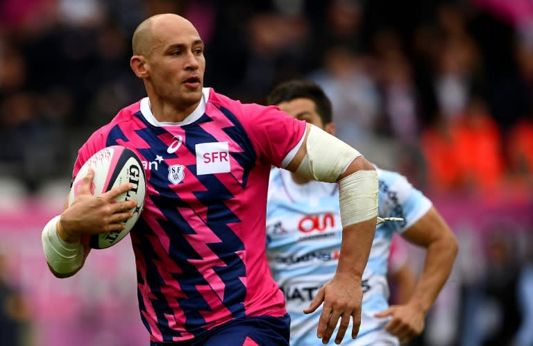 Stade Francais Paris' Number Eight Sergio Parisse (L) runs on his way to score a try on April 30, 2017