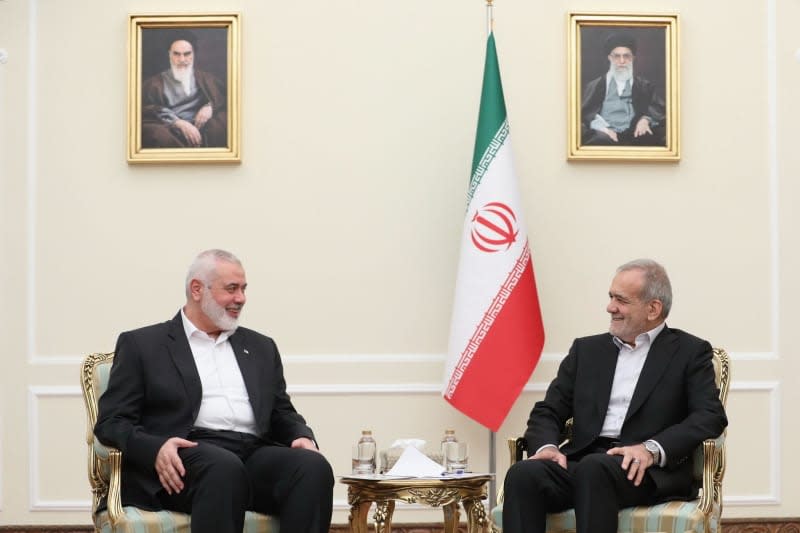 Iran's new President Masoud Pezeshkian (R) meets Hamas chief Ismaeil Haniyeh in Tehran. -/Iranian Presidency/dpa