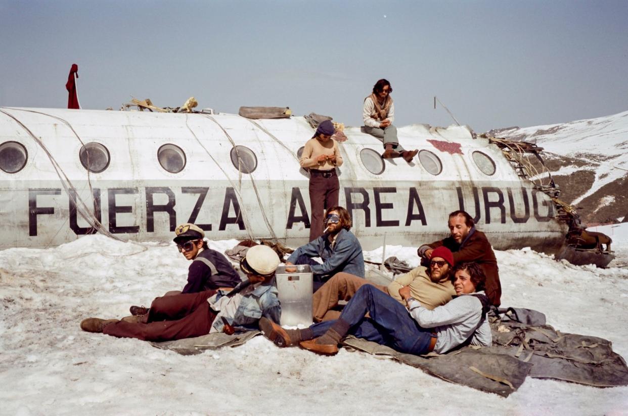 Eisige Nächte, kaum Vorräte, keine Hoffnung: Nur weil sie Leichenteile aßen, überlebten 16 Menschen 1972 einen Flugzeugabsturz in den Anden. (Bild: Netflix)