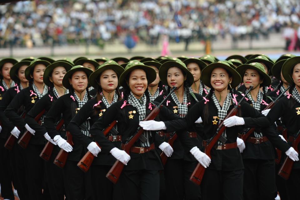 Hier gehen Frauen ver- oder gekleidet als weibliche Vietkong-Soldaten zum 60. Jahrestag des Vietnam-Dien Bien Phu-Sieges über Frankreich. Foto: Hoang Dinh Nam/AFP/Getty Images