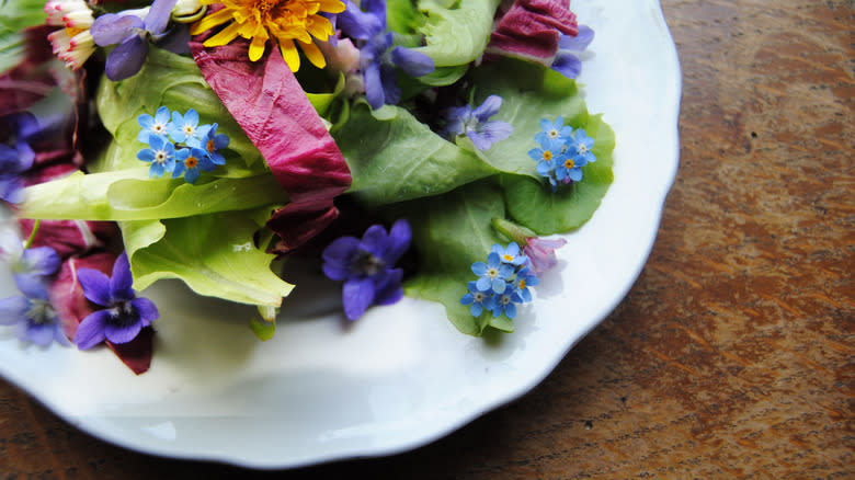 Salad with edible flowers