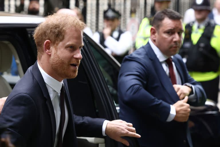 El príncipe Harry, al llegar para su declaración ante la Justicia en Londres. (HENRY NICHOLLS / AFP)
