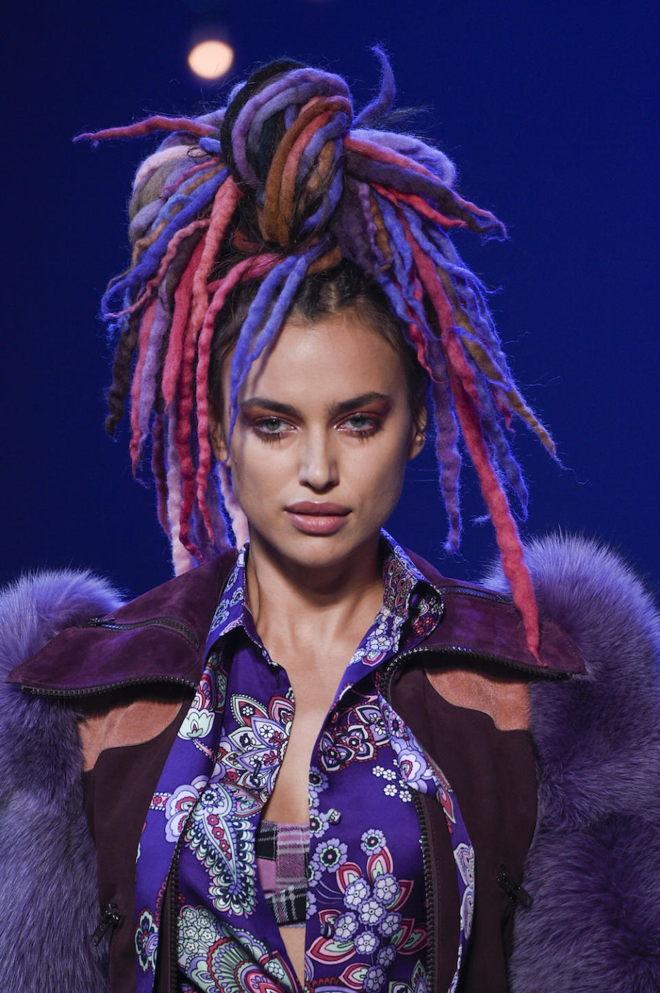 <p>Der Designer musste sich Kritik gefallen lassen, weil er seine Models während der New York Fashion Week mit falschen Dreadlocks auf den Laufsteg schickte - dies wurde als kulturell anmaßend empfunden. Marc Jacobs verteidigte sich zunächst, entschuldigte sich später aber doch dafür. (Bild: Getty Images) </p>