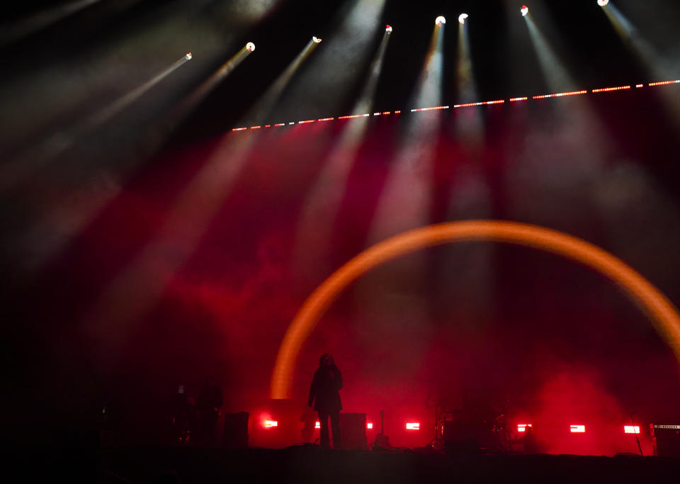 Luis Humberto Navejas, vocalista de Enjambre, durante su presentación en el festival Vive Latino en la Ciudad de México el domingo 19 de marzo de 2023. (Foto AP/Fernando Llano)