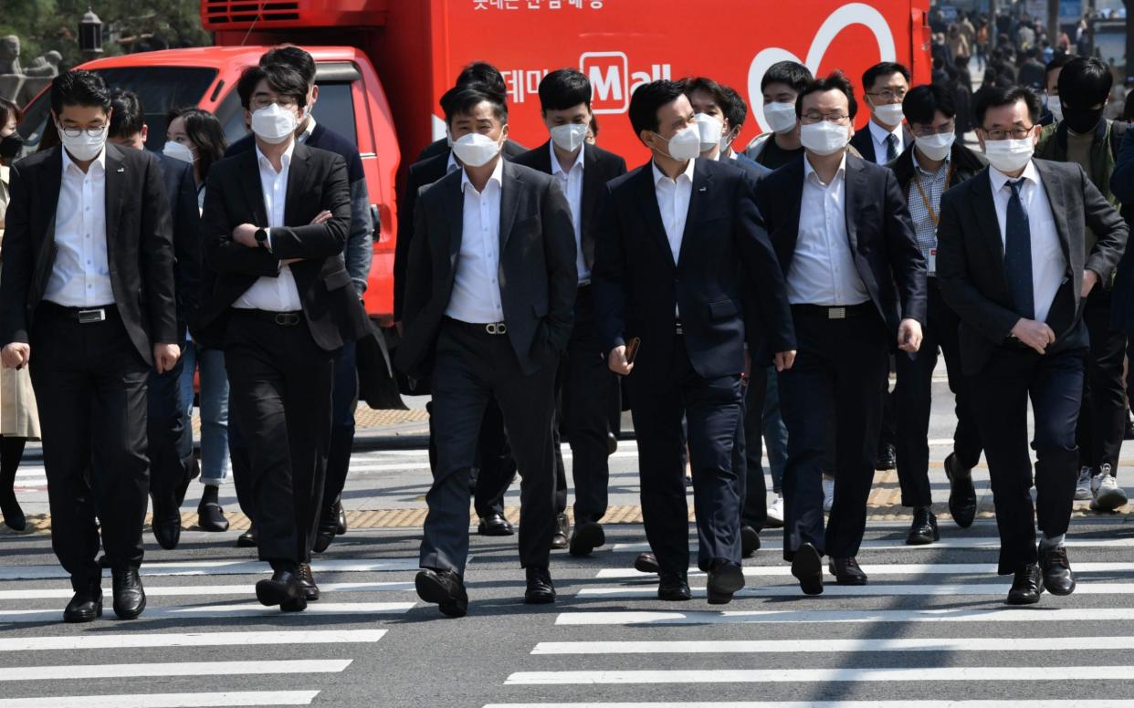 South Koreans wear masks in public to avoid the spread of Covid-19 - Jung Yeon-je/AFP