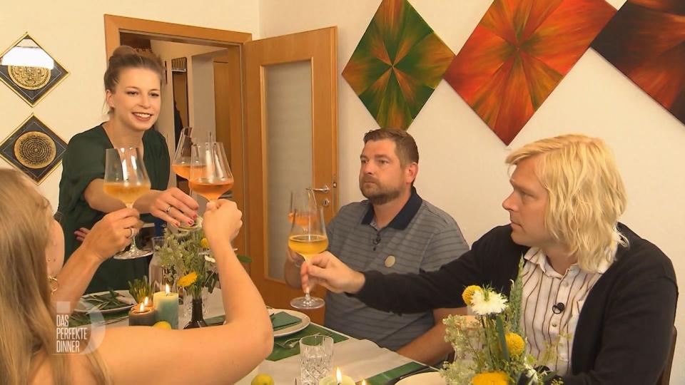 Der Abend beginnt mit Sekt als Aperitif, von links: Anni, Viki, Marco und Tobi.
 (Bild: RTL)