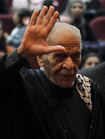 Egyptian poet Ahmed Fouad Negm waves upon his arrival to participate with the Palestinian folk Al Hanouneh troupe in Amman November 29, 2013. REUTERS/Muhammad Hamed