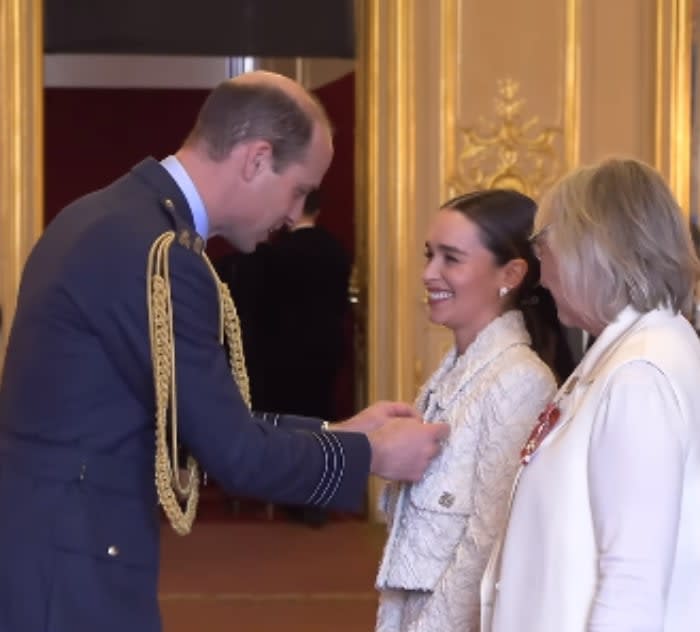 Guillermo de Inglaterra condecorando a Emilia Clarke