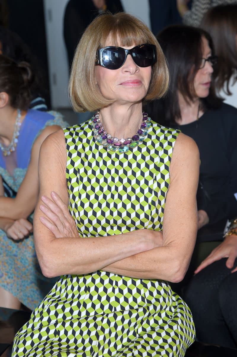 Anna Wintour trägt bekanntermaßen immer Sonnenbrille, wenn sie in der ersten Reihe sitzt. [Bild: Getty]