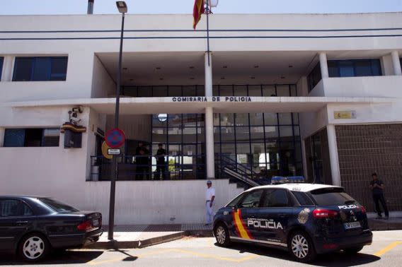 Fachada de la comisaría de Marbella (Málaga) donde el futbolista Theo Hernández prestó ayer declaración en relación con una denuncia presentada por una joven por agresión sexual. EFE