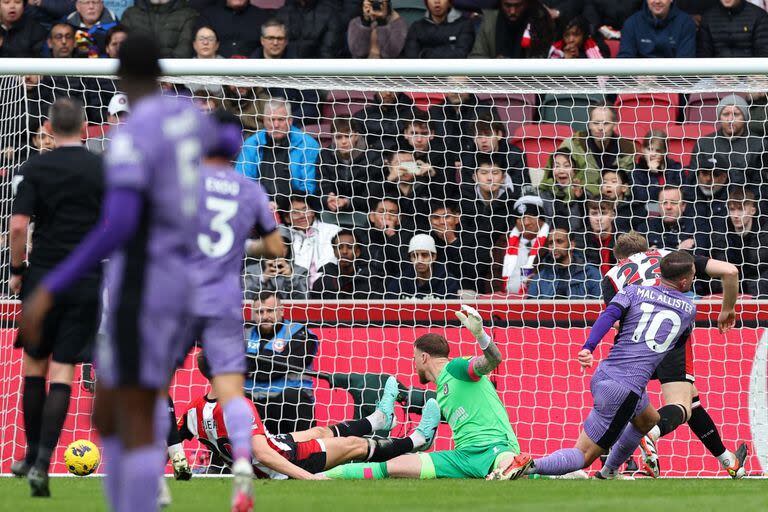 El momento de la definición de Alexis Mac Allister, que anotó el segundo gol de Liverpool tras una asistencia de Salah