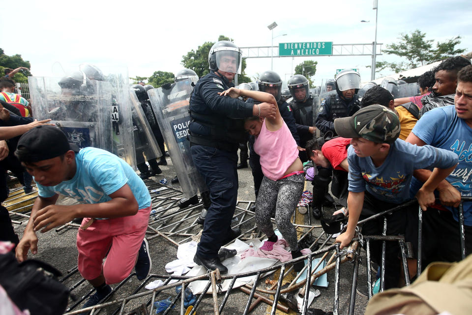 FOTOS | Así rompieron los migrantes el cerco fronterizo para entrar a México