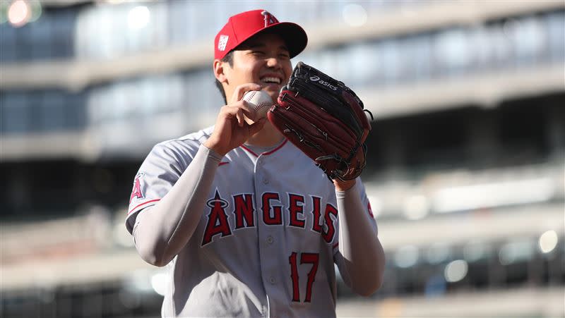 大谷翔平6局8K無失分，投完球又去守外野。（圖／翻攝自天使推特）