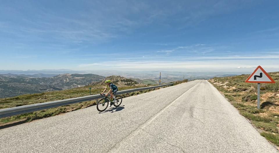 Eim Fahrer vom Team Bora-hansgrohe im Höhentrainingslager in der Sierra Nevada. Kann man dieses Jahr beim Thema Toursieg ein Wörtchen mitreden? Am 29. Juni geht die Tour de France 2024 los - die ersten Etappen finden in Norditalien statt. Eine Premiere, ebenso wie die Tatsache, dass man erstmal nicht nach Paris fährt. (Bild: SR)