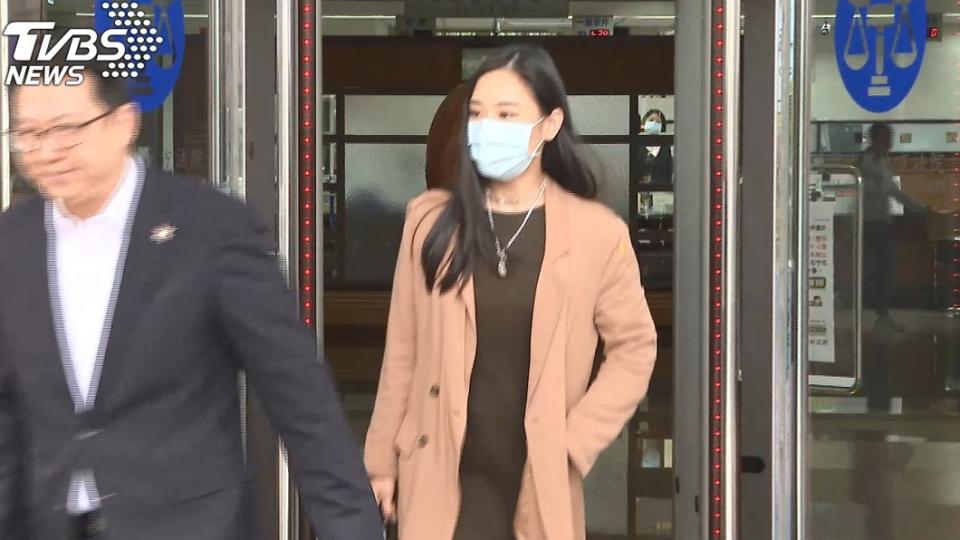 馬俊麟妻子梁敏婷2日現身士林地方法院。(圖／TVBS)