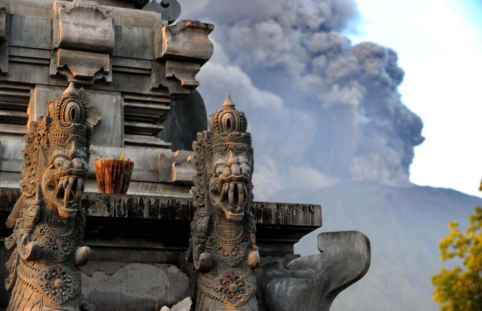 <p>Mount Agung’s eruption is seen next to a Balinese temple at Kubu sub-district in Karangasem Regency on Indonesia’s resort island of Bali on Nov. 26, 2017. (Photo: Sonny Tumbelaka/AFP/Getty Images) </p>