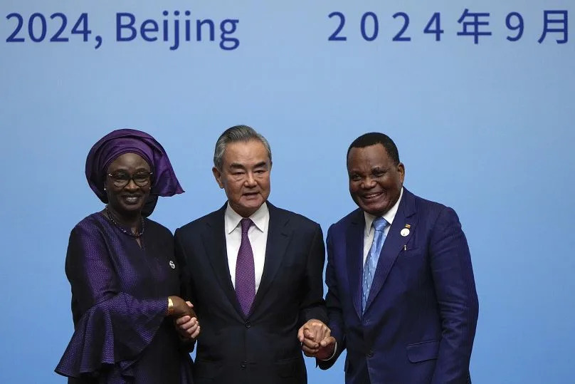 Le ministre chinois des Affaires étrangères Wang Yi avec ses homologues, la Sénégalaise Yassine Fall et le Congolais Jean-Claude Gakosso, au Forum Chine-Afrique à Pékin, jeudi